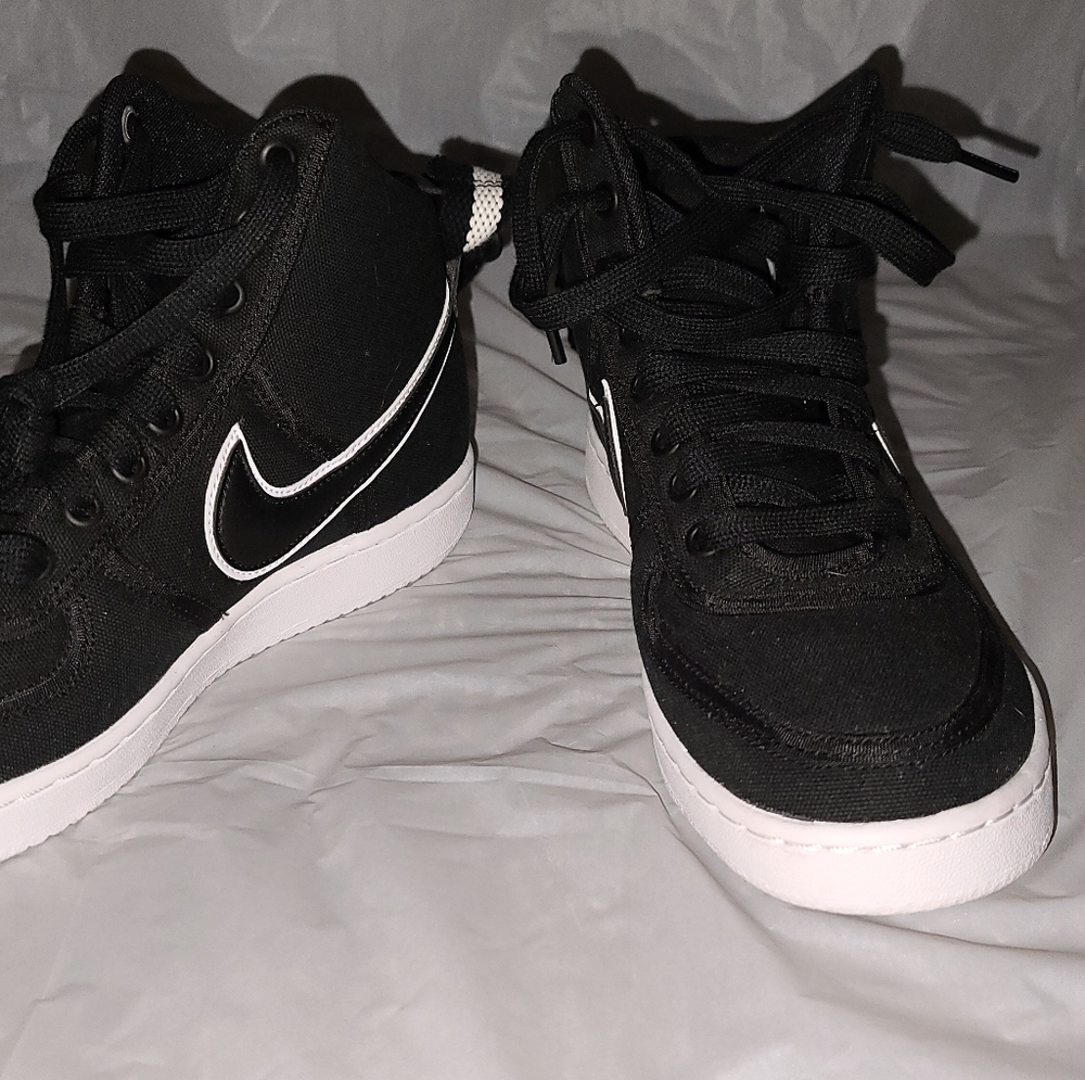 Court Borough Mid Nike Shoe